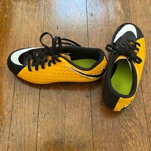 Kid unisex cleats. Can be used for baseball, soccer football or softball